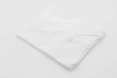 gömlek. beyaz üzerine katlanmış t-shirt 