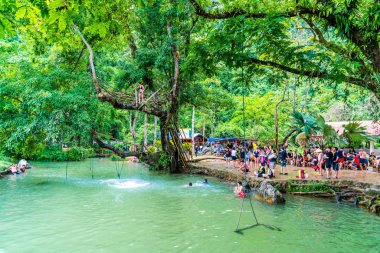 Vangvieng, Laos 13 Mayıs 2017: Turist Blue Lagoon tadını çıkarın