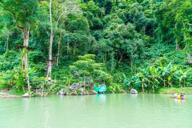 Vangvieng, Laos 13 Mayıs 2017: Turist Blue Lagoon tadını çıkarın
