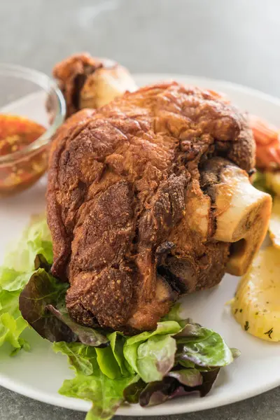 Gevrek domuz knuckle veya Alman domuz Hocks