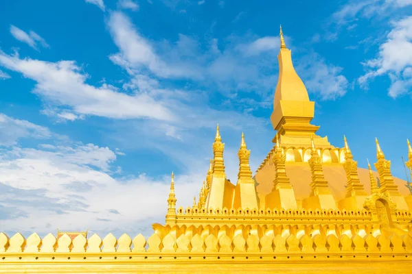 Hermosa arquitectura en Pha That Luang, Vientiane, Laos . —  Fotos de Stock
