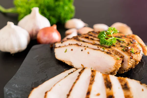 Izgara tavuk filetosu. 