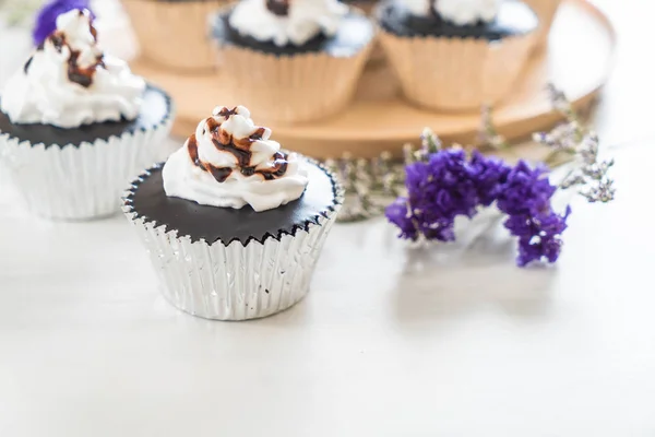 Bolo copo de chocolate com chantilly — Fotografia de Stock