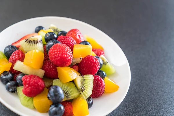 Smíšené čerstvé ovoce (jahody, maliny, borůvky, kiwi, mang — Stock fotografie