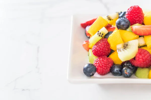 Mixed fresh fruits (strawberry, raspberry, blueberry, kiwi, mang — Stock Photo, Image