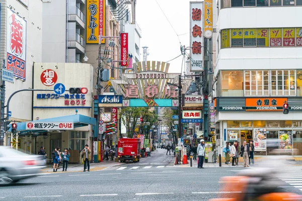 Osaka, Japonya - 19 Kasım 2016: Bir grup insan shopp için yürüyüş