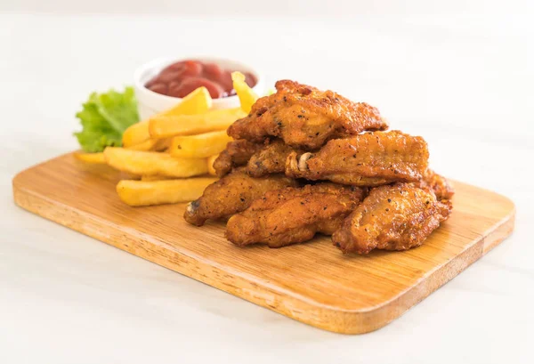 Kızarmış tavuk kanadı.