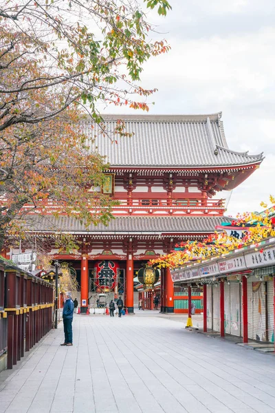 Toyko, Japão - 16 de novembro de 2016: Turistas caminham em Nakamise Dori — Fotografia de Stock