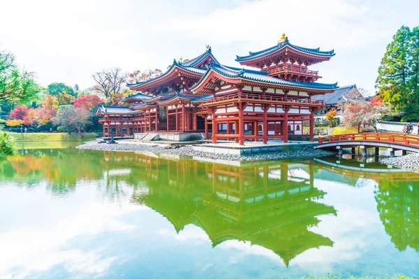 Güzel mimari Byodo içinde Kyoto tapınakta.
