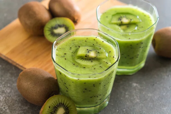 Gezonde verse kiwi smoothie in glas — Stockfoto