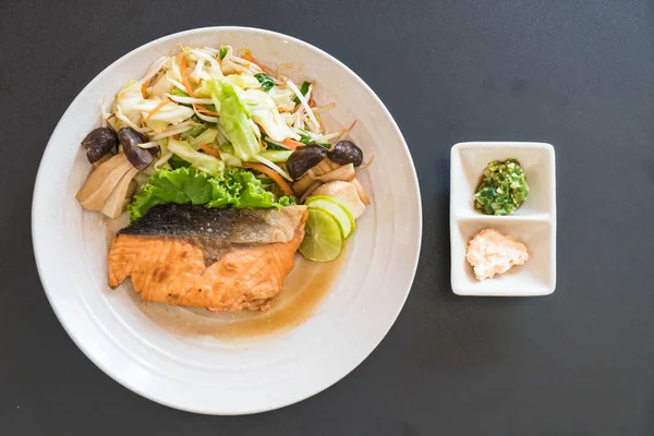 sebze ile kızarmış som balığı biftek