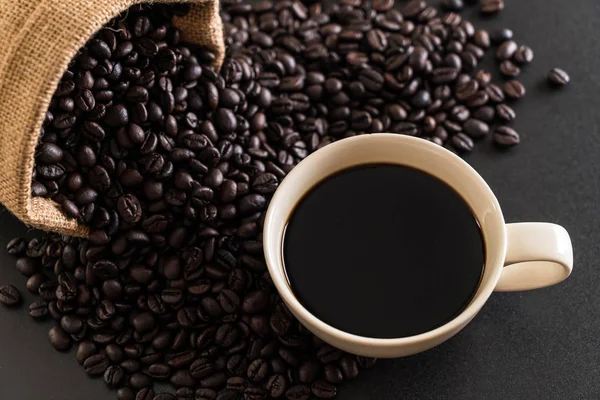 Kahve fincanı ve fasulye