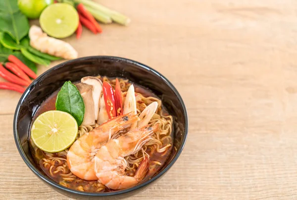 Karidesli baharatlı hazır şehriye çorbası.