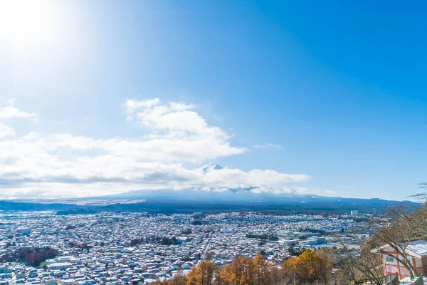Kawaguchiko şehir manzarası ile kar 