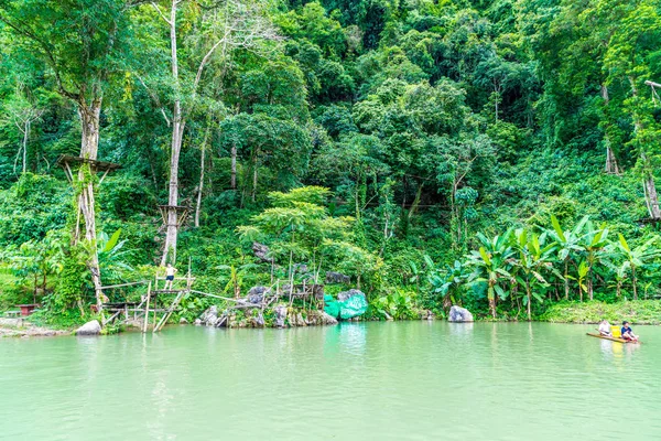 Vangvieng, Laos 13 Mayıs 2017: Turist Blue Lagoon tadını çıkarın