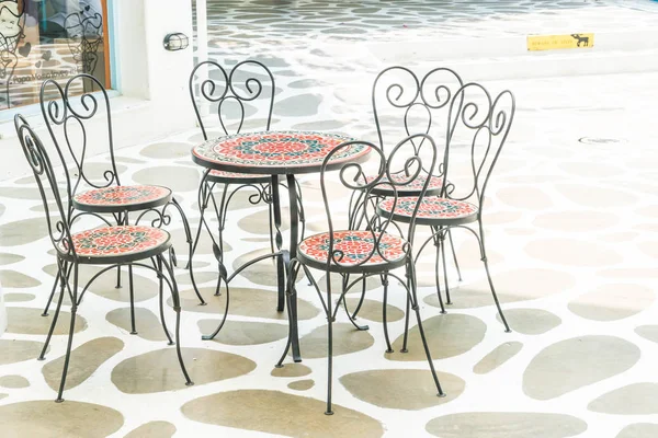 Boş sandalye ve masa açık veranda