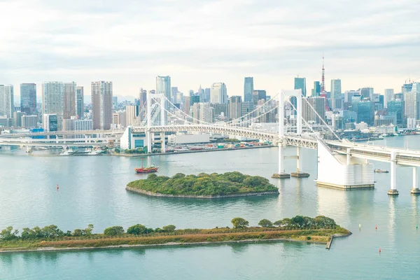 東京タワーとレインボー ブリッジと東京のスカイライン. — ストック写真