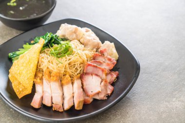 Yumurta noodle kırmızı kızarmış domuz, gevrek domuz eti, köfte ve çorba ile 