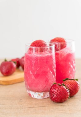 taze çilek smoothie 