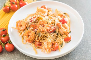 Spagetti karides, domates, fesleğen ve peynir ile 