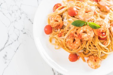 Spagetti karides, domates, fesleğen ve peynir ile 