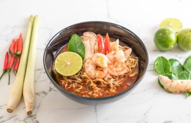 Karidesli baharatlı hazır şehriye çorbası.