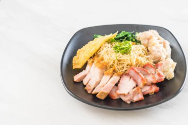 Yumurta noodle kırmızı kızarmış domuz, gevrek domuz eti, köfte ve çorba ile 