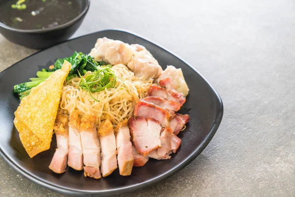 Yumurta noodle kırmızı kızarmış domuz, gevrek domuz eti, köfte ve çorba ile 