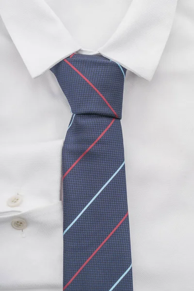 Camisa blanca con corbata — Foto de Stock
