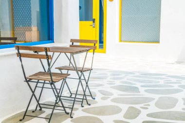 Boş sandalye ve masa açık veranda