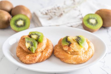 kivi tart plaka üzerinde