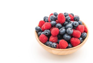 taze yaban mersini ve rasberry beyaz