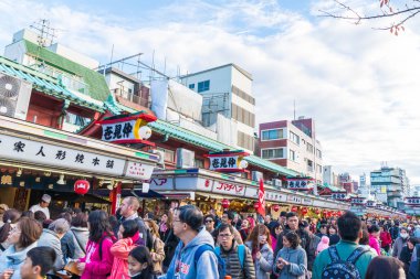 Toyko, Japonya - 28 Kasım 2016: turist yürümek Nakamise Dori se üzerinde