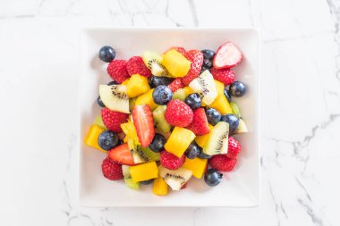 karışık taze meyve (çilek, ahududu, yaban mersini, kivi, mang