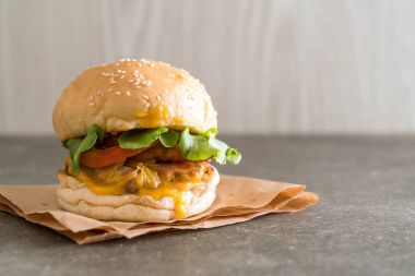 Ev yapımı taze lezzetli burger Close-Up 