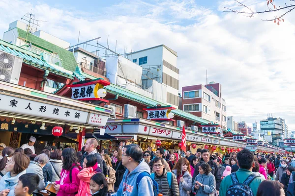 Toyko, Japonya - 28 Kasım 2016: turist yürümek Nakamise Dori se üzerinde