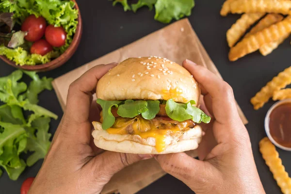 Taze lezzetli burger patates kızartması ve sos holding eller