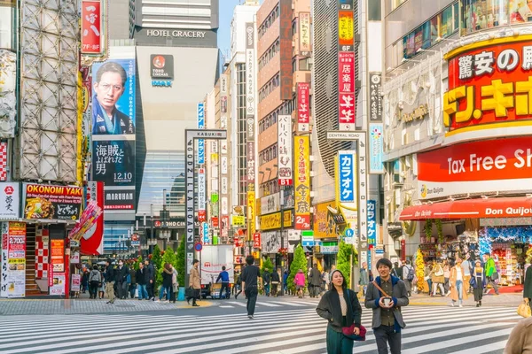 Tokyo, Japonya - 2016 Kasım 17: Shinjuku Tokyo'nın busine biridir