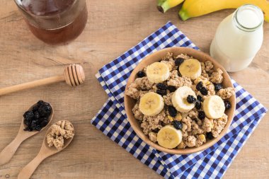 Granola muz, Kuru üzüm ve süt ile 