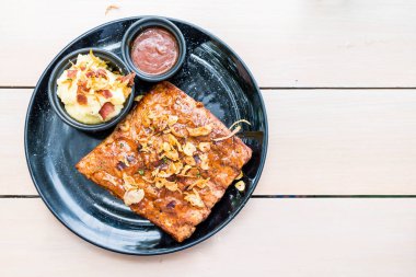 Izgara kaburga domuz barbekü sosu ile