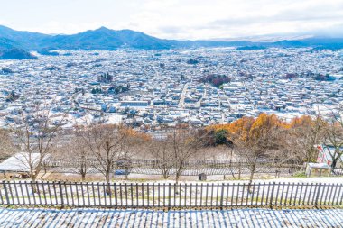 Kawaguchiko şehir manzarası ile kar 