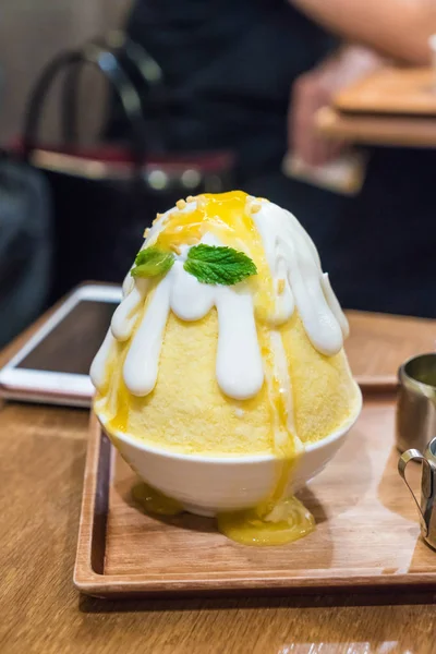 Ice rakning med mangosås (mango bingsu) — Stockfoto