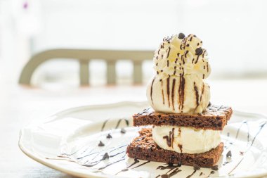 vanilyalı dondurma ile çikolatalı kek