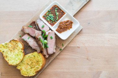 sarımsaklı ekmek ile kömür haşlanmış domuz eti boyun