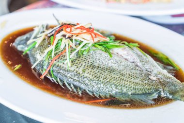 Soya soslu yeşim levrek buğulama