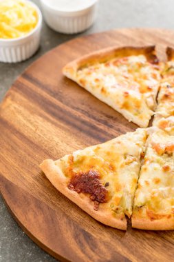 Kremalı mantarlı pizza