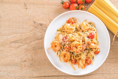 Spagetti karides, domates, fesleğen ve peynir ile 