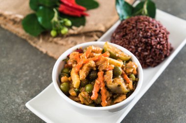 Domuz eti ve berry pirinç Panaeng köri