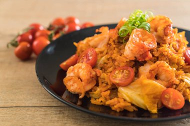 Kore baharatlı sos ve karides kızarmış pilav