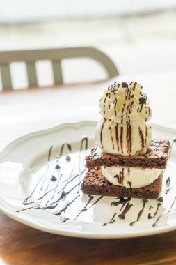 vanilyalı dondurma ile çikolatalı kek